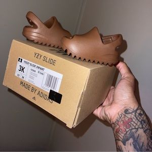 Baby yeezy slides